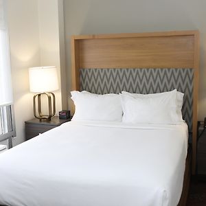 One-Bedroom Queen Suite